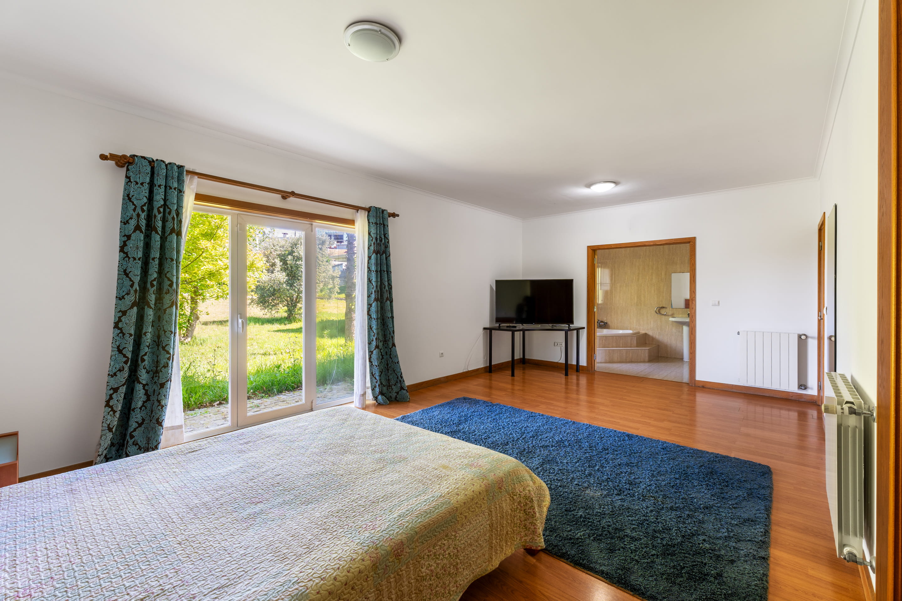 The privilege and comfort of four en-suites. 2