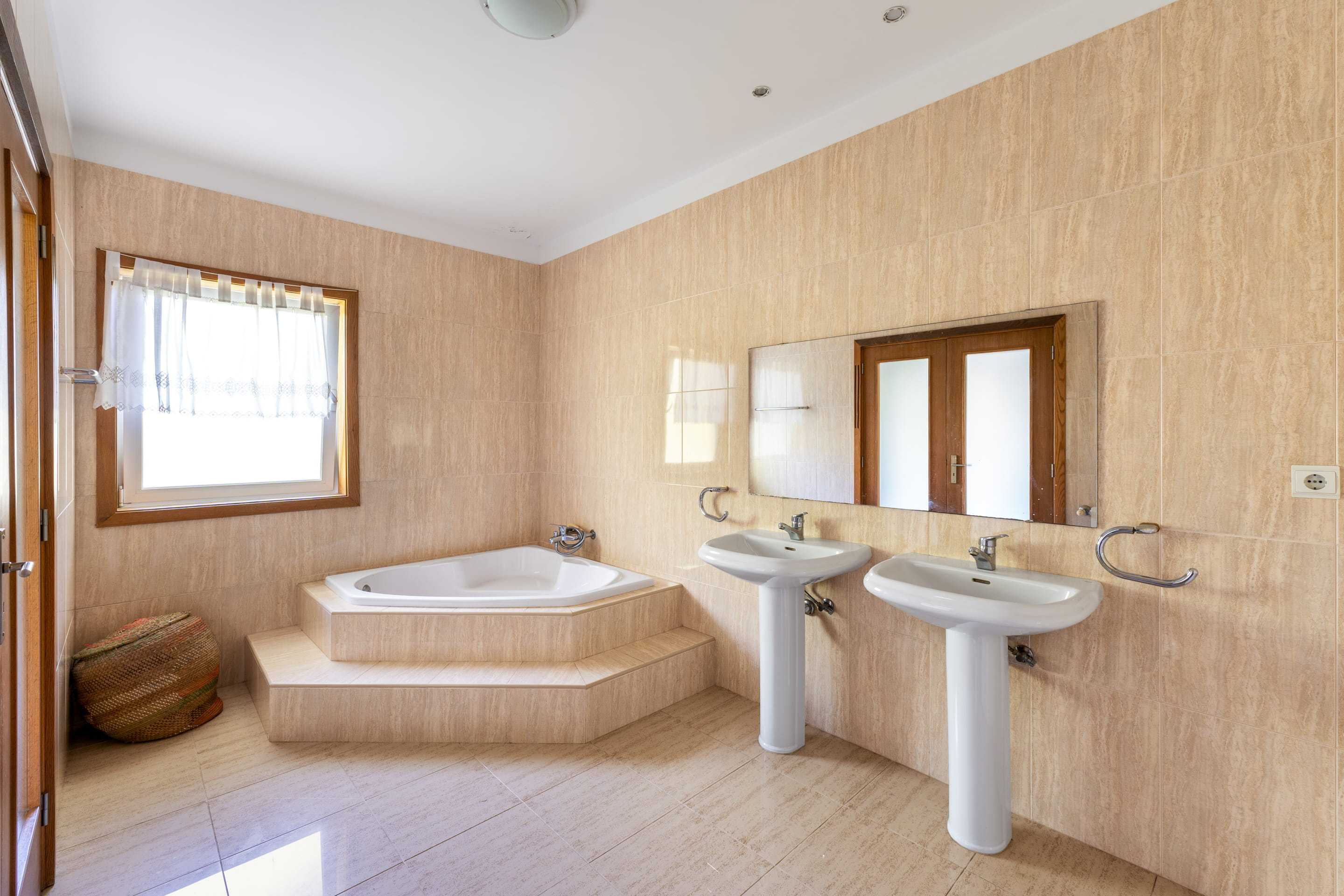 The privilege and comfort of four en-suites. 3