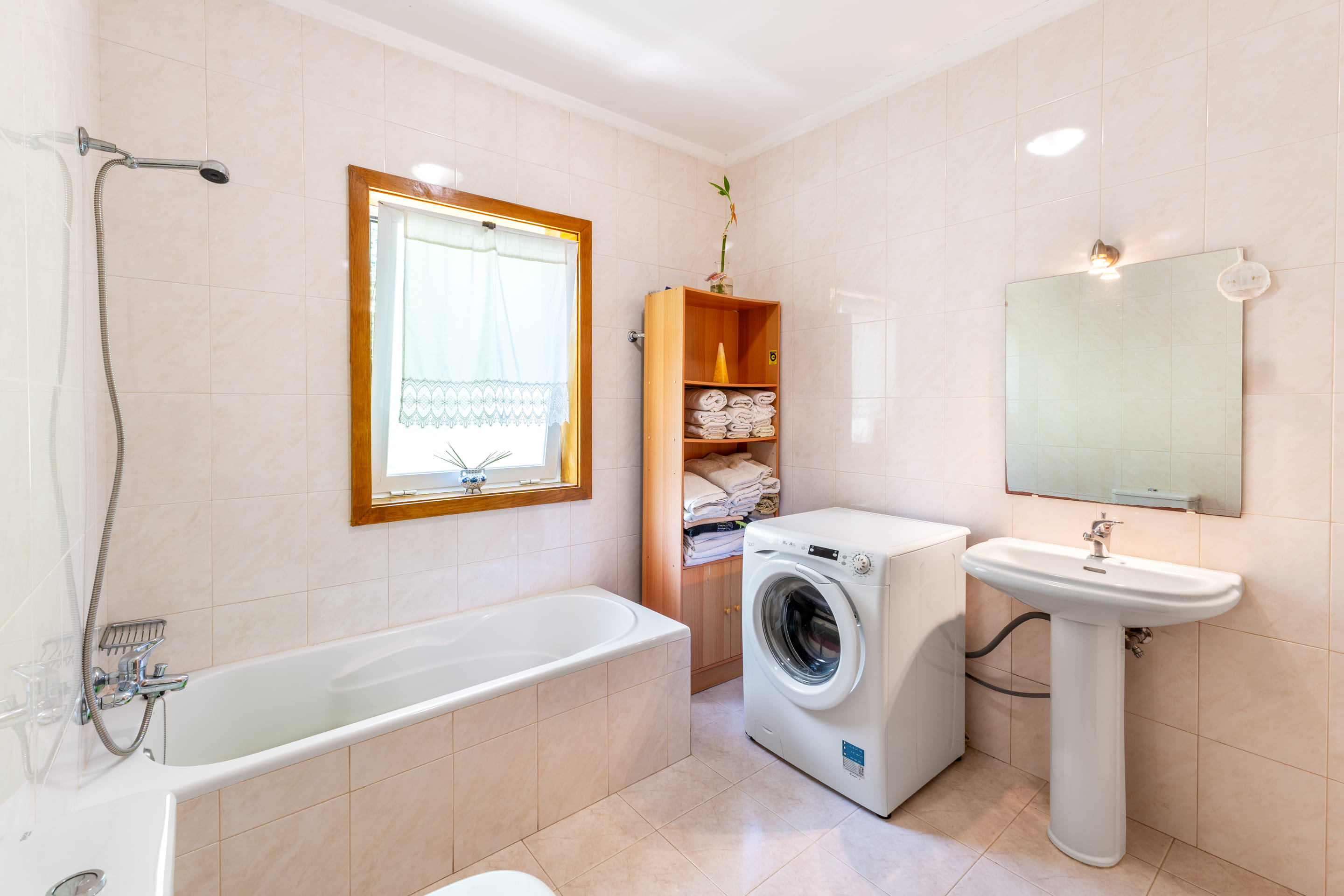 The privilege and comfort of four en-suites. 6