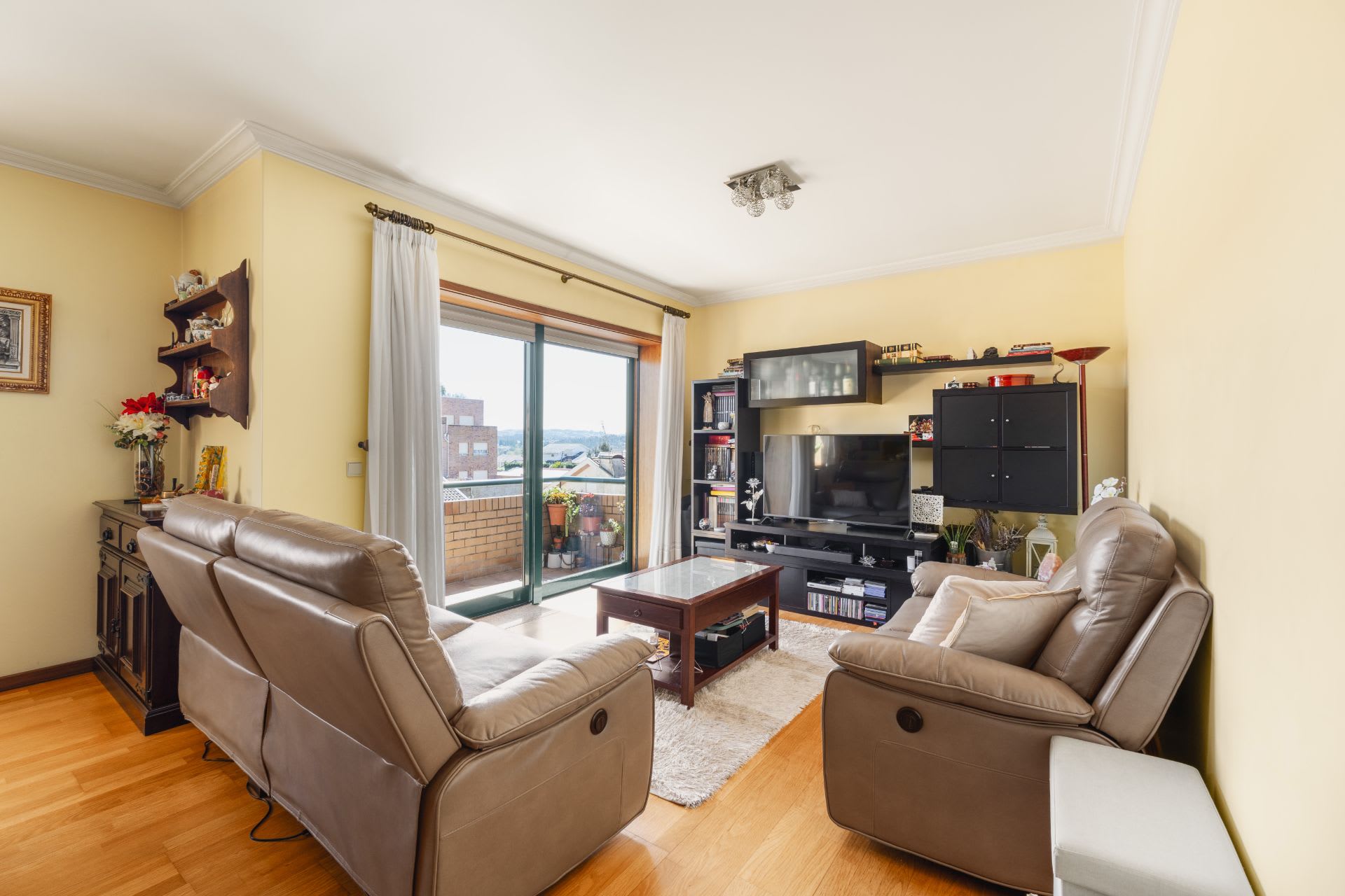 A generous scale of 100 square meters. 2