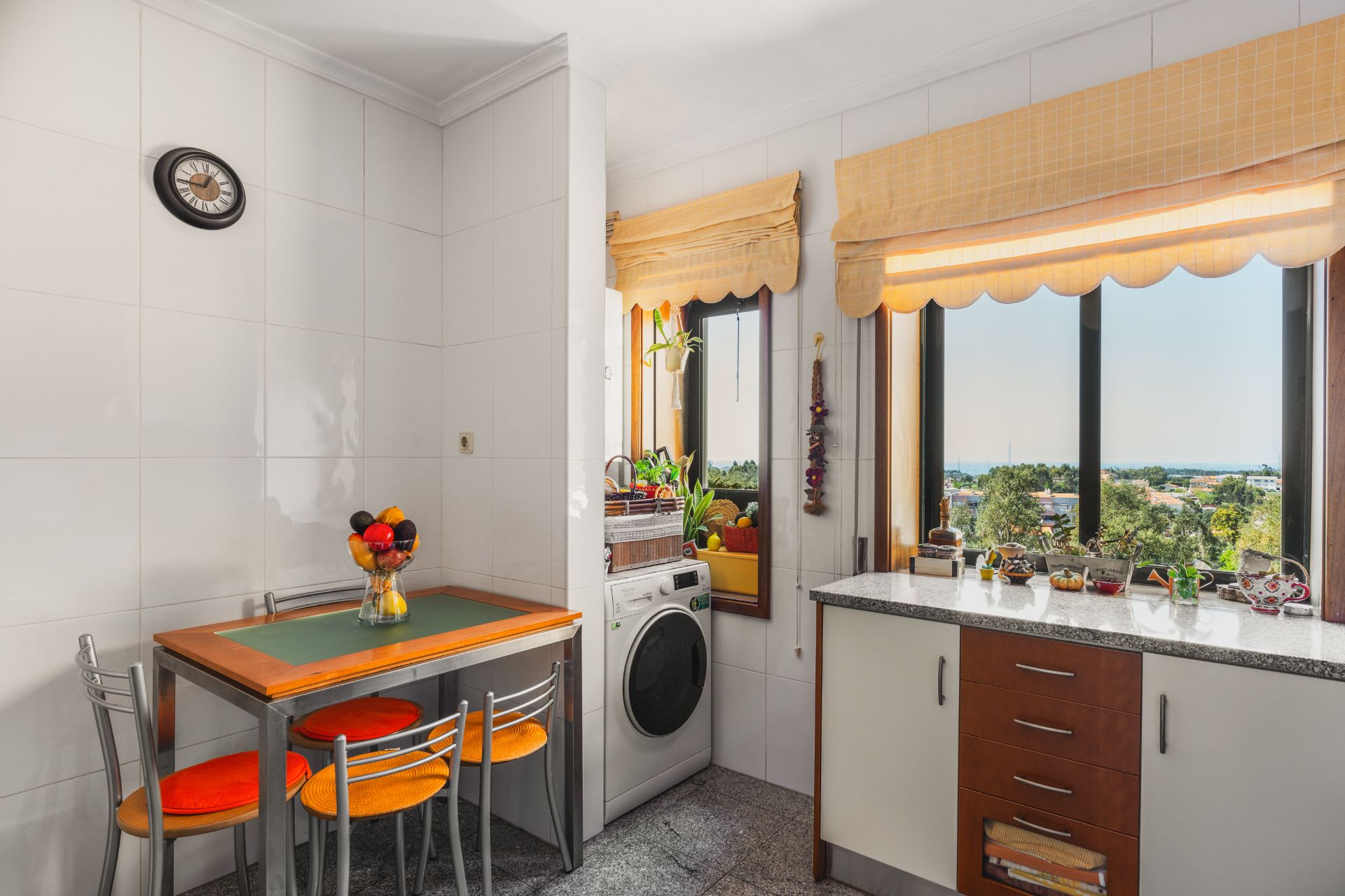 Functionality and natural light at the heart of the home. 2