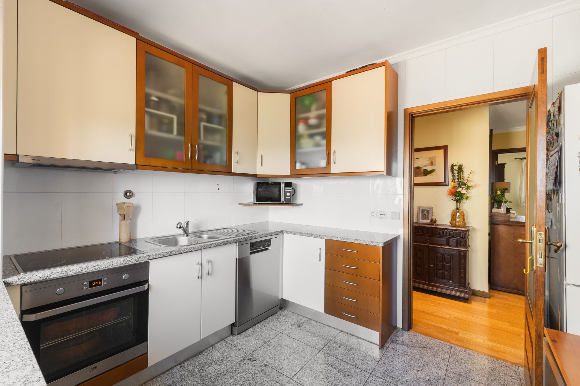 Functionality and natural light at the heart of the home. 1