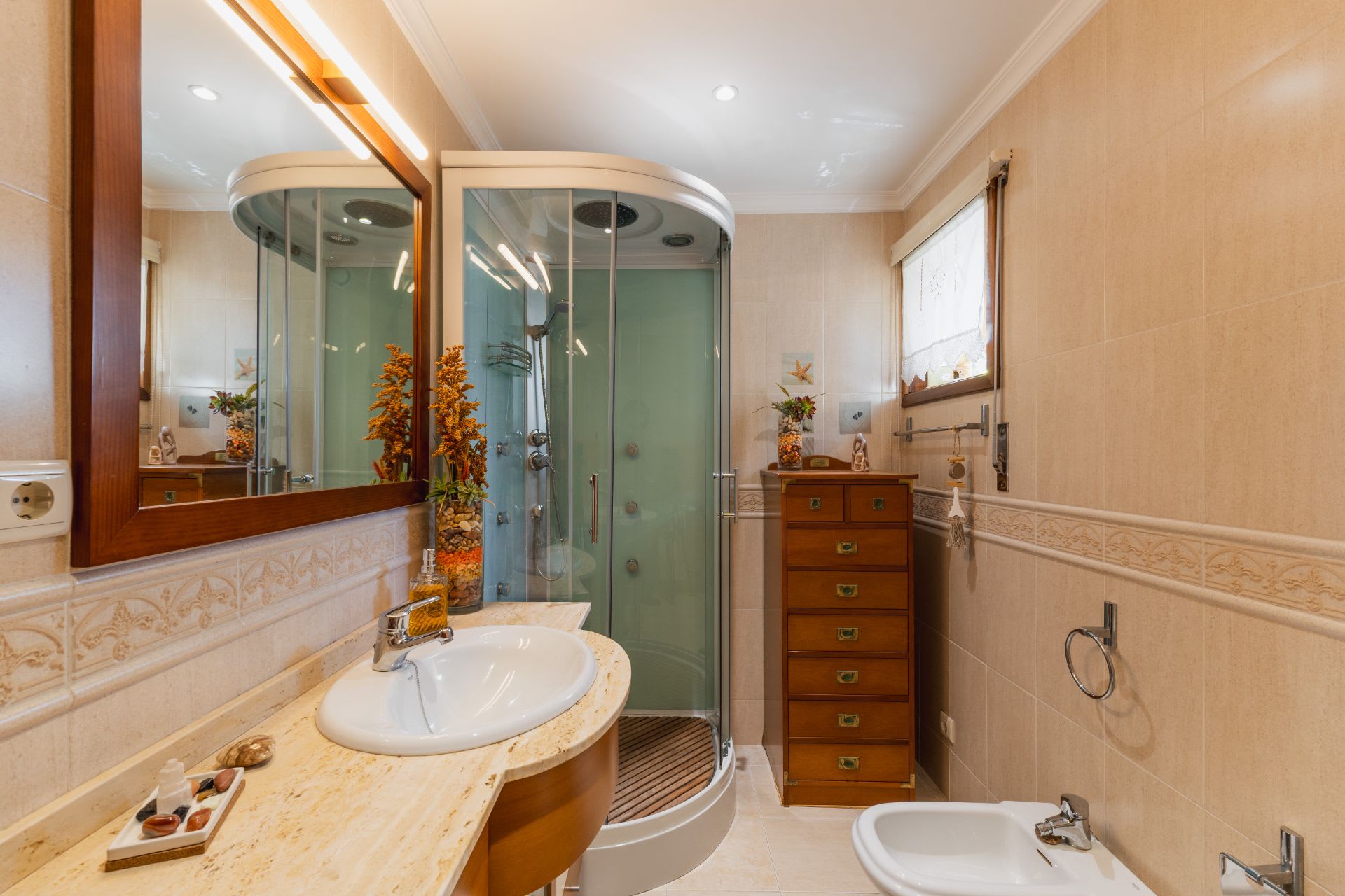 Comfort and privacy in the resting area. 6